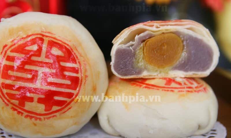 Bánh pía trứng khoai môn