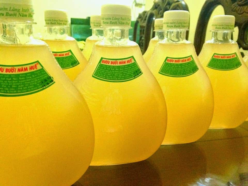 Rượu bưởi được làm từ nước cốt bưởi.