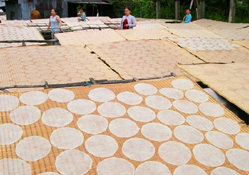 Là món ăn vặt nổi tiếng ở miền Tây, bánh tráng sữa từ lâu đã trở thành đặc sản của nơi đây