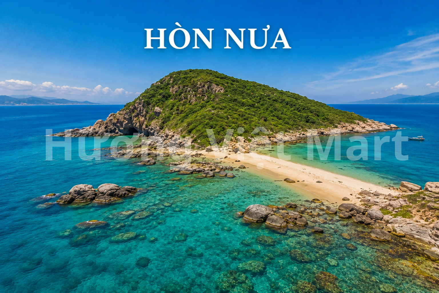 Bãi cát trắng mịn nép mình dưới những vách đá hùng vĩ tại Hòn Nưa. Ranh giới tự nhiên hoang sơ giữa Phú Yên và Khánh Hòa.